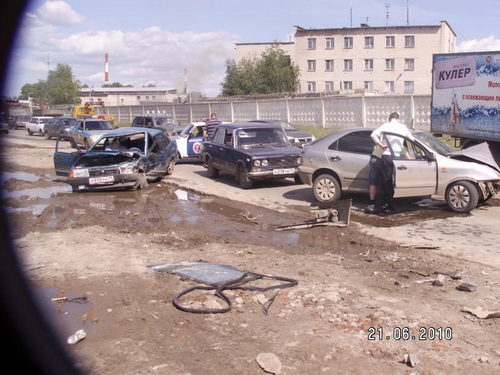 Сыктывкар: Два отечественных автомобиля и одна иномарка столкнулись на Элеваторной