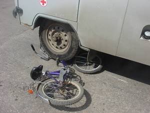 В Сыктывкаре медицинская «буханка» сбила мальчика на велосипеде