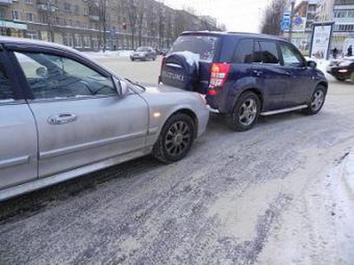 Сыктывкар: Из-за скользкой дороги столкнулись две иномарки
