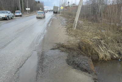 Вода разрушает дорогу в Сыктывкаре