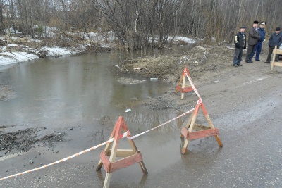 Вода разрушает дорогу в Сыктывкаре