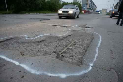 Воркутинские автолюбители пометили ямы на дорогах цветной краской