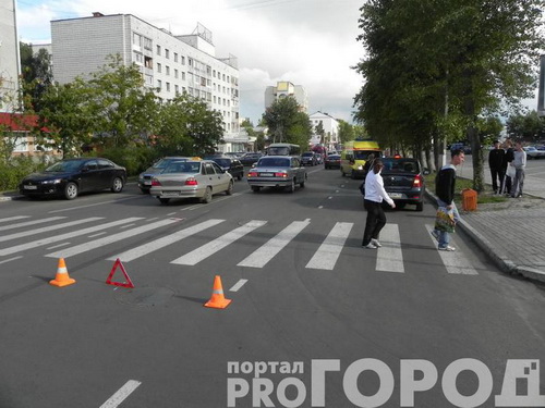 Сыктывкар: девушка попала под машину прямо в центре города
