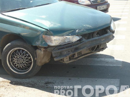 Сыктывкар: в центре города Волга въехала в Peugeot 406