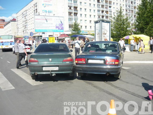Сыктывкар: в центре города Волга въехала в Peugeot 406