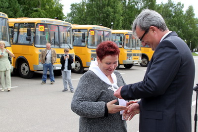 Глава Коми передал сельским школам ключи от новых автобусов