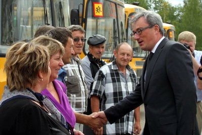 Глава Коми передал сельским школам ключи от новых автобусов