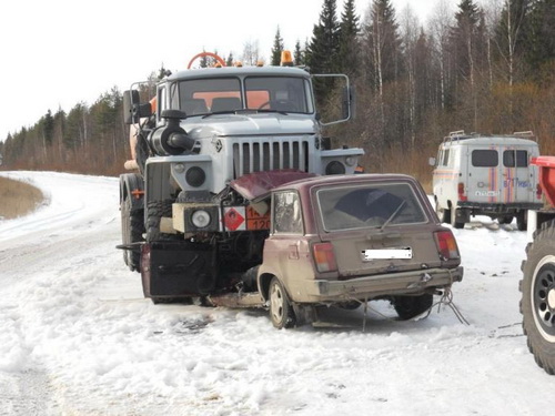 На трассе Сыктывкар-Ухта бензовоз столкнулся с ВАЗ-2104