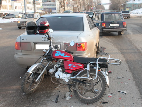 В столице Коми пьяный водитель сбил мотоциклистов 