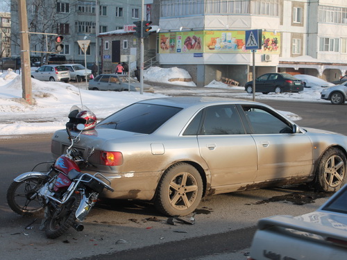 В столице Коми пьяный водитель сбил мотоциклистов 