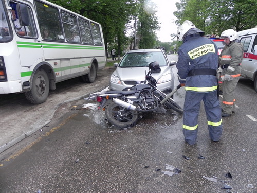 Сыктывкар: возле ЗАГСа сбили мотоциклиста