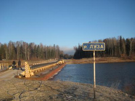 По наплавному мосту через реку Луза введено ограничение по весу транспорта
