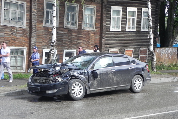 От удара с иномаркой в Сыктывкаре ПАЗик выехал на пешеходный переход