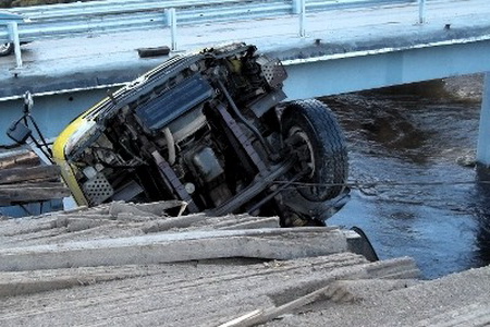 Самосвал развалил мост в Усть-Куломском районе, повиснув над рекой