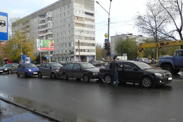 В Сыктывкаре на Октябрьском проспекте столкнулись четыре автомобиля