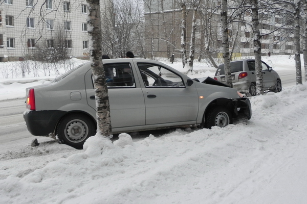 Сыктывкар: автомобиль с женщиной и ребенком врезался в дерево
