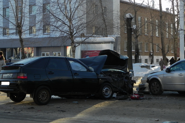 Сыктывкар: на Октябрьском столкнулись 4 автомобиля