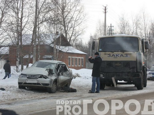Сыктывкар: Многотонный МАЗ врезался в легковое такси 
