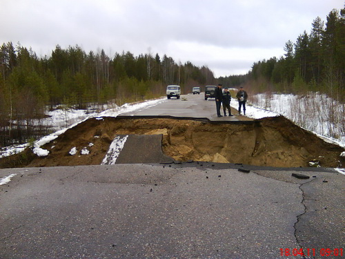 В Троицко-Печорском районе обвалилось 15 метров дорожного полотна