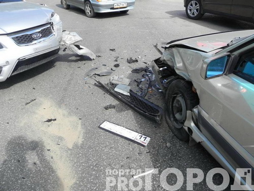 Сыктывкар: Kia выехала на красный сигнал светофора и врезалась в ВАЗ 2115