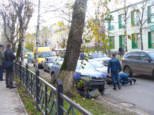 В центре Сыктывкара столкнулись сразу четыре авто