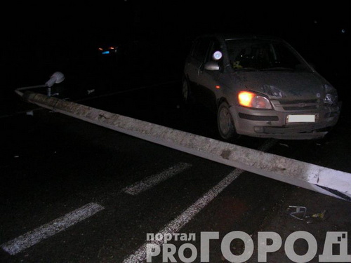 На трассе Сыктывкар-Ухта водитель иномарки уснул за рулем и въехал в столб