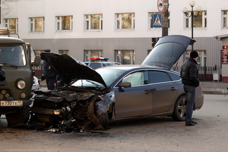 В Сыктывкаре Audi A5 столкнулась с буханкой