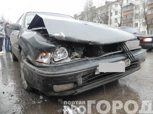 Сыктывкар: Митсубиси врезалась в припаркованную Калину