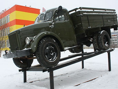 В Сыктывкаре на постамент установили грузовик ГАЗ-51