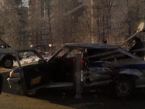 В Эжвинском районе Сыктывкара машина ДПС столкнулась с иномаркой