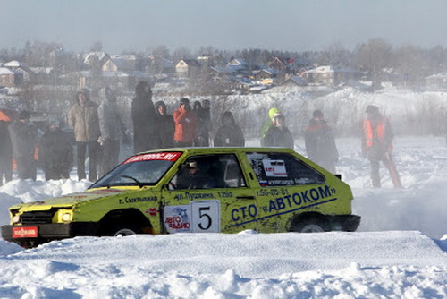Автомобили рвут лед шипами на Выльгортских озерах
