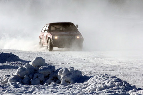 Автомобили рвут лед шипами на Выльгортских озерах