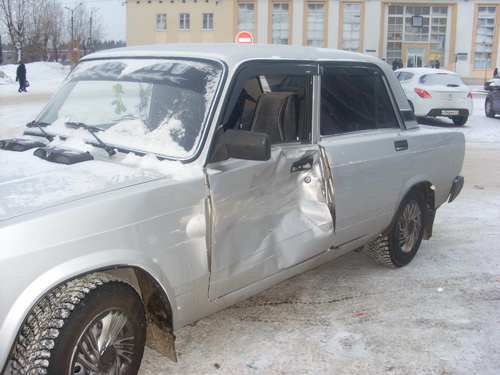 Сыктывкар: водитель легковушки врезался в два авто 
