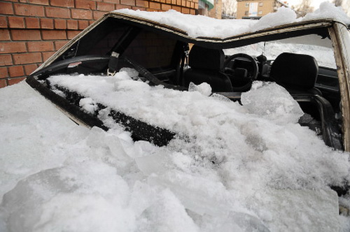 Сыктывкарец лишился машины из-за ледяной глыбы