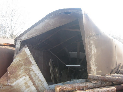 Сыктывкар: вывалившимися из лесовоза бревнами смяло гаражи