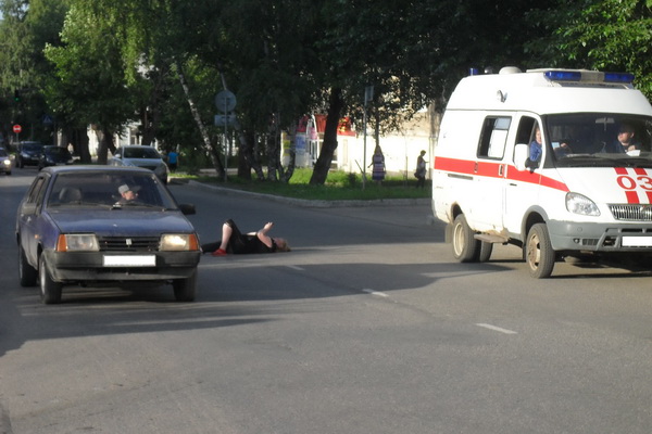 Сыктывкар: женщина лежала на проезжей части, не обращая внимания на авто