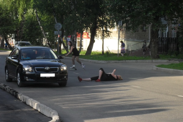 Сыктывкар: женщина лежала на проезжей части, не обращая внимания на авто