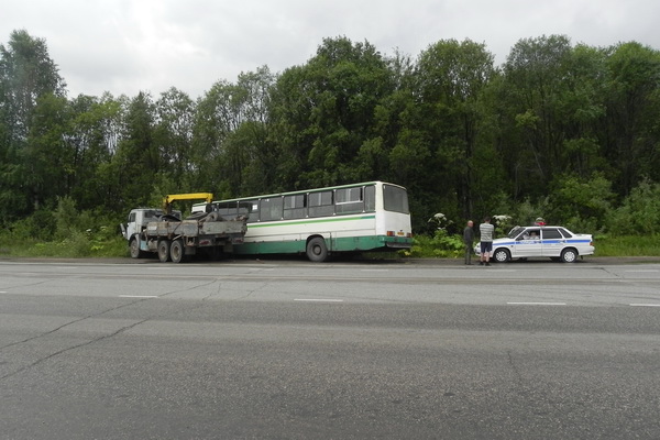 В Сыктывкаре КАМаз вытолкнул автобус с пассажирами в кювет
