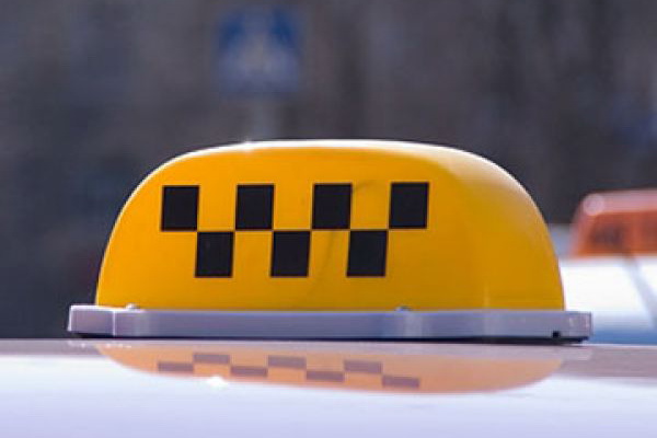 Судебные приставы Печоры конфисковали у таксиста опознавательный знак легкового такси