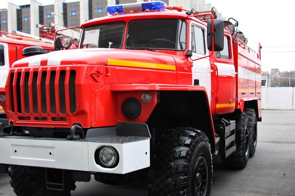 Глава Республики Коми Вячеслав Гайзер вручил в Сыктывкаре ключи от новых пожарных автомобилей