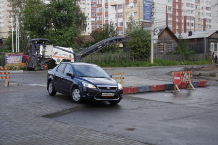Из-за ремонта дороги в Сыктывкаре машины ездят по тротуарам