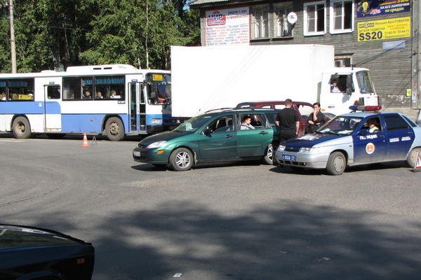 В Сыктывкаре два автомобиля столкнулись на перекрестке