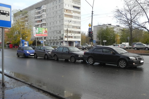 В Сыктывкаре на Октябрьском проспекте столкнулись четыре автомобиля