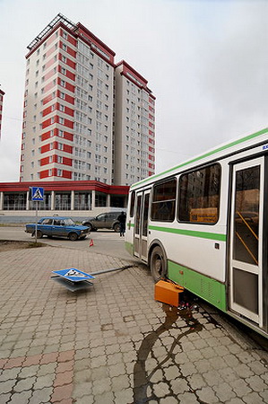 В Сыктывкаре водитель автобуса не вписался в поворот и снес дорожный знак
