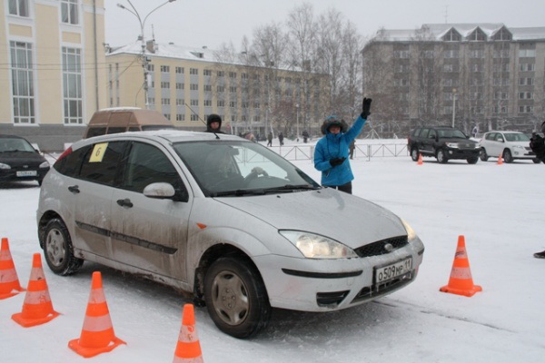 В Сыктывкаре День автомобилиста отметили автомногоборьем