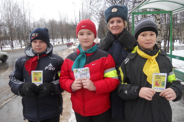 Сыктывкарские школьники объясняли прохожим, как правильно переходить дорогу