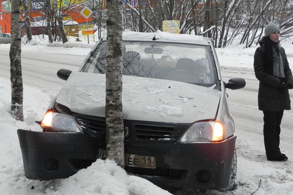 Сыктывкар: автомобиль с женщиной и ребенком врезался в дерево