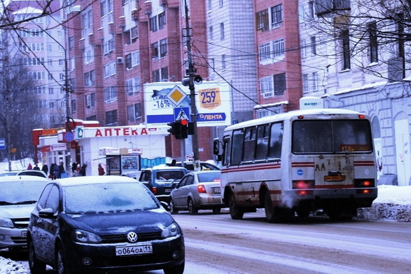 Ситуация с пассажирским автотранспортом Сыктывкара после изменения маршрутов, заключения договора с новым подрядчиком и запрета газелей все еще остается острой