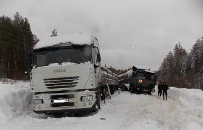 На помощь людям, оказавшимся в дорожной пробке, пришли пожарные и добровольцы