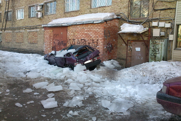 В Сыктывкаре глыба льда обрушилась на три автомобиля